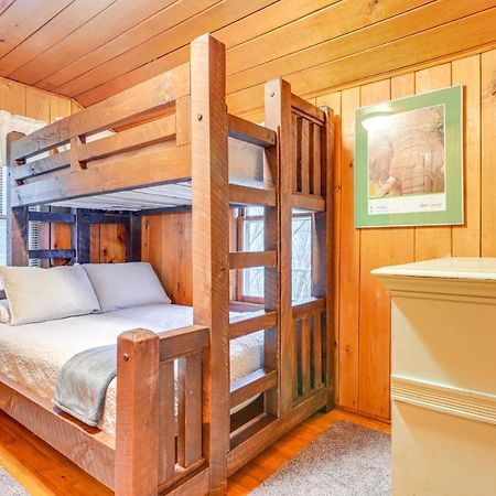 East Tawas Cabin With Deck, Backyard And Fire Pit! ภายนอก รูปภาพ