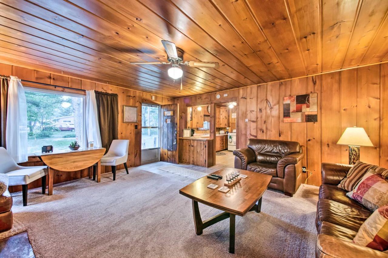 East Tawas Cabin With Deck, Backyard And Fire Pit! ภายนอก รูปภาพ
