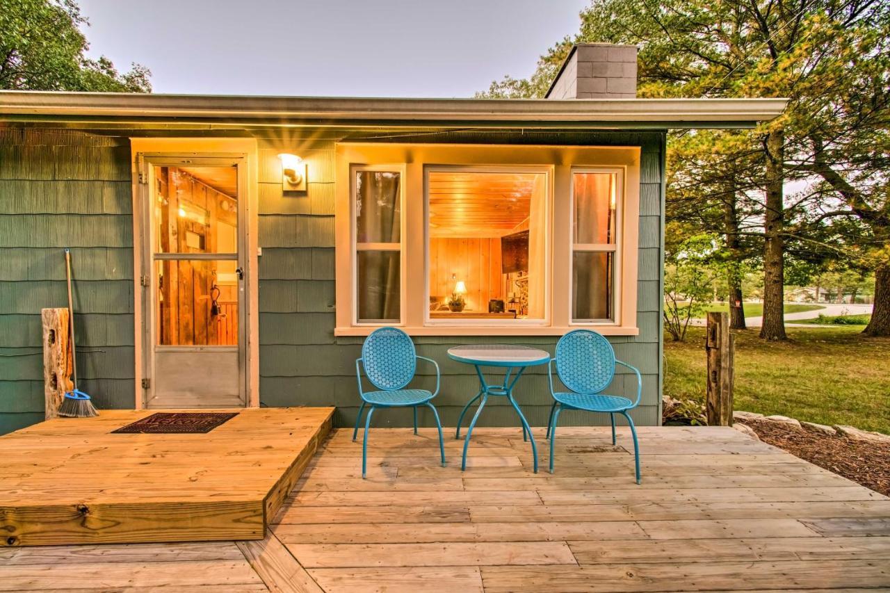 East Tawas Cabin With Deck, Backyard And Fire Pit! ภายนอก รูปภาพ
