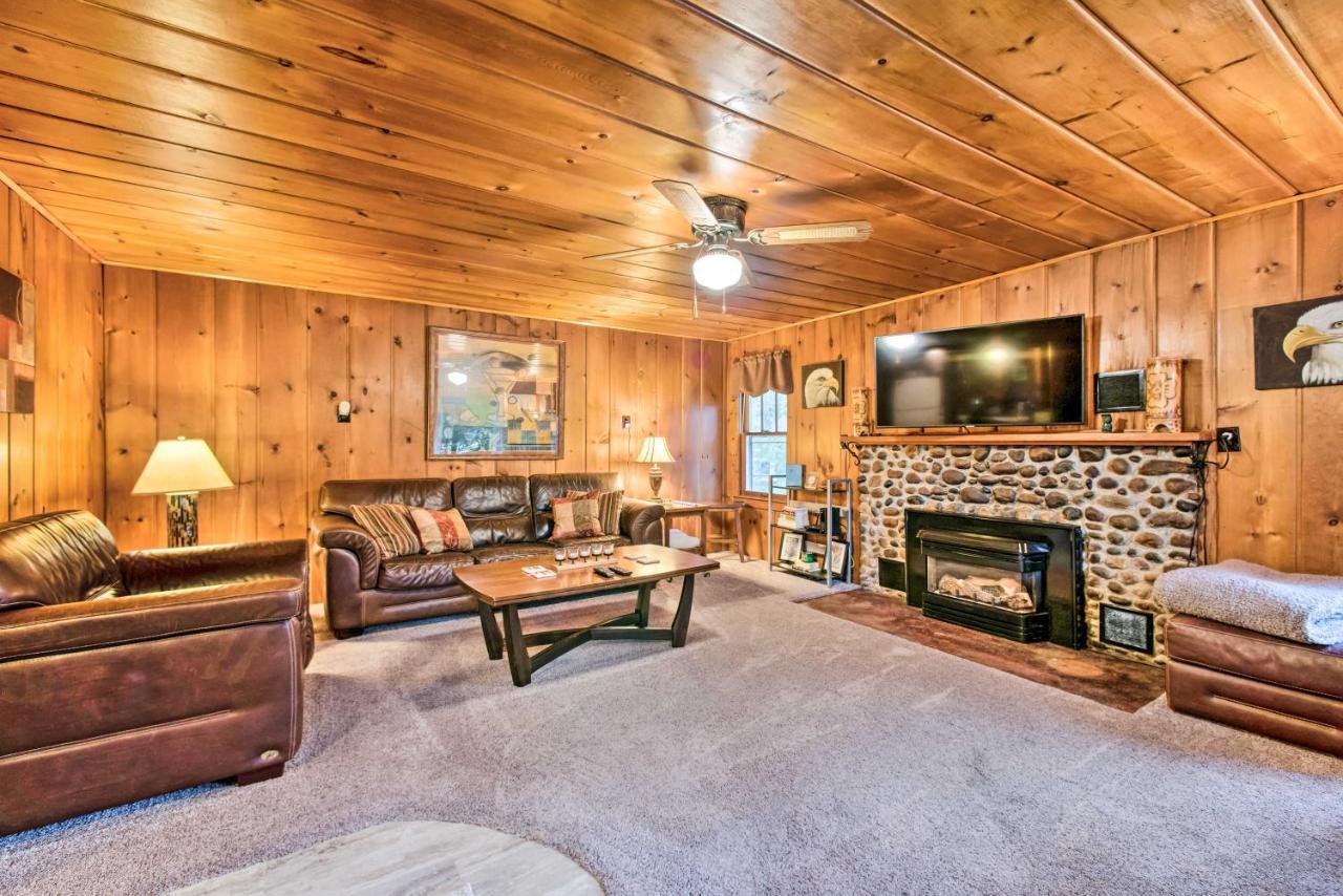 East Tawas Cabin With Deck, Backyard And Fire Pit! ภายนอก รูปภาพ