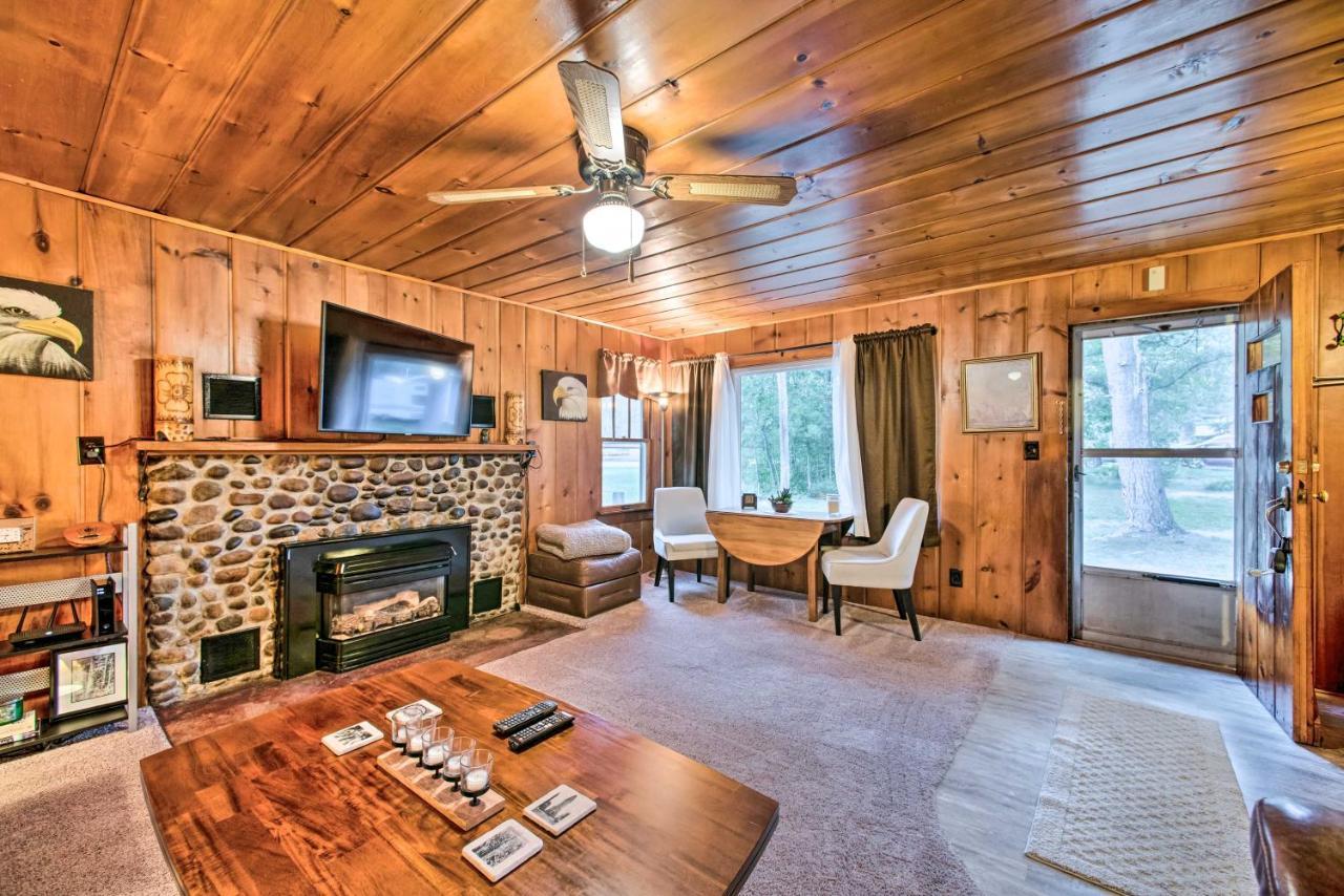 East Tawas Cabin With Deck, Backyard And Fire Pit! ภายนอก รูปภาพ