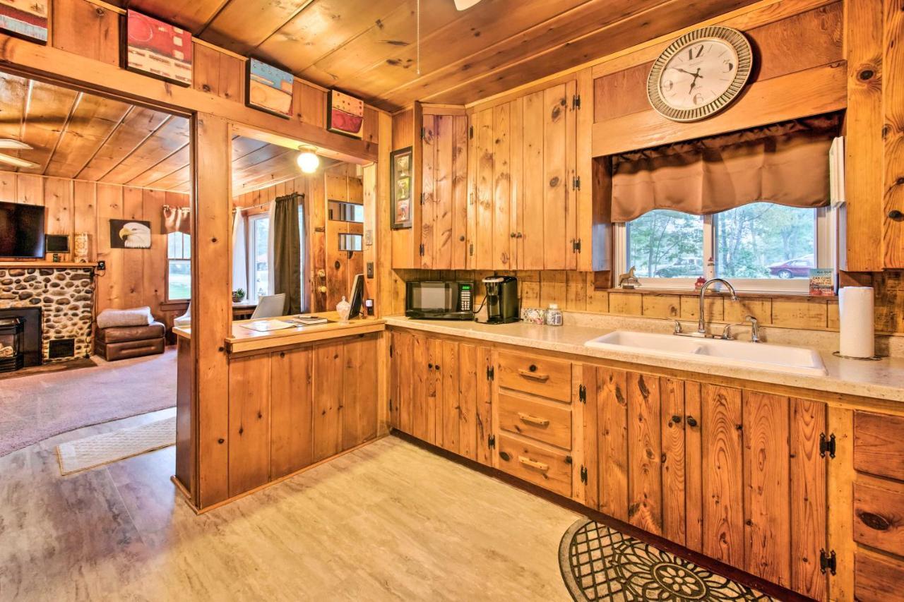 East Tawas Cabin With Deck, Backyard And Fire Pit! ภายนอก รูปภาพ