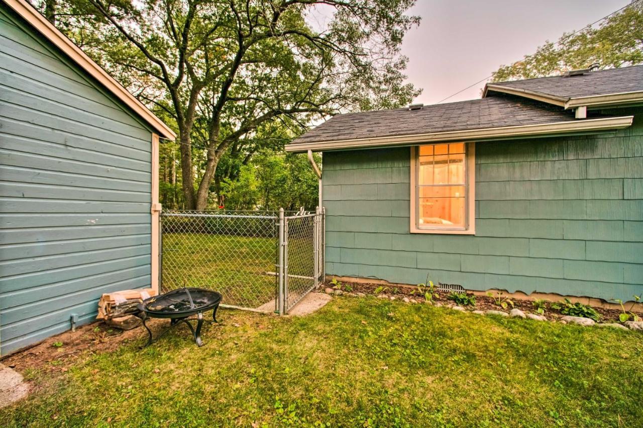 East Tawas Cabin With Deck, Backyard And Fire Pit! ภายนอก รูปภาพ