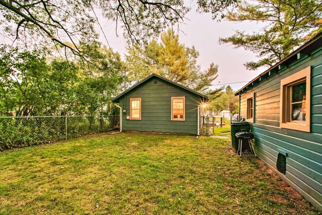 East Tawas Cabin With Deck, Backyard And Fire Pit! ภายนอก รูปภาพ