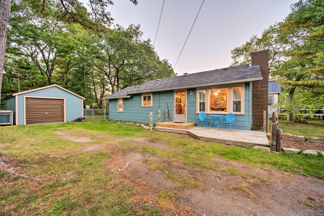 East Tawas Cabin With Deck, Backyard And Fire Pit! ภายนอก รูปภาพ
