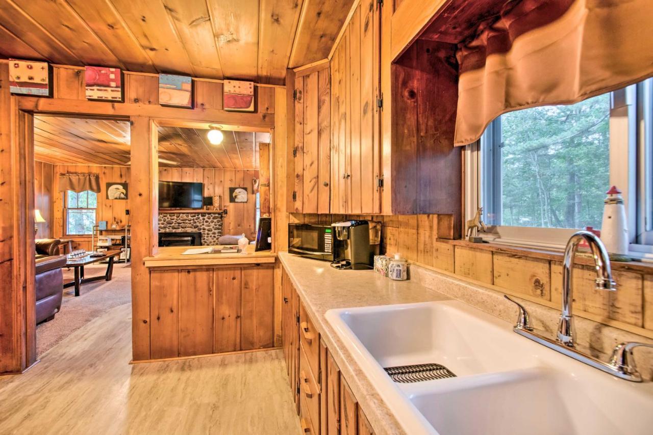 East Tawas Cabin With Deck, Backyard And Fire Pit! ภายนอก รูปภาพ