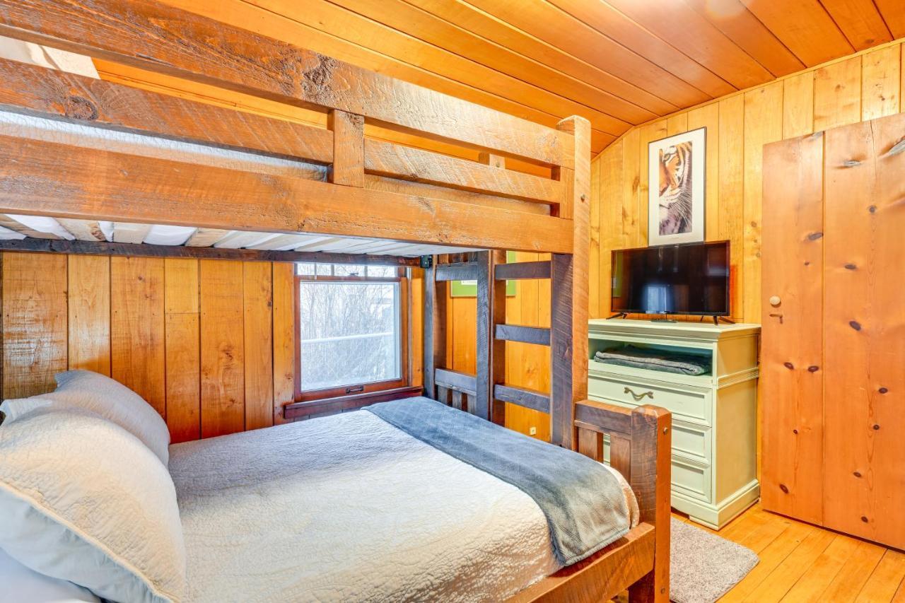 East Tawas Cabin With Deck, Backyard And Fire Pit! ภายนอก รูปภาพ