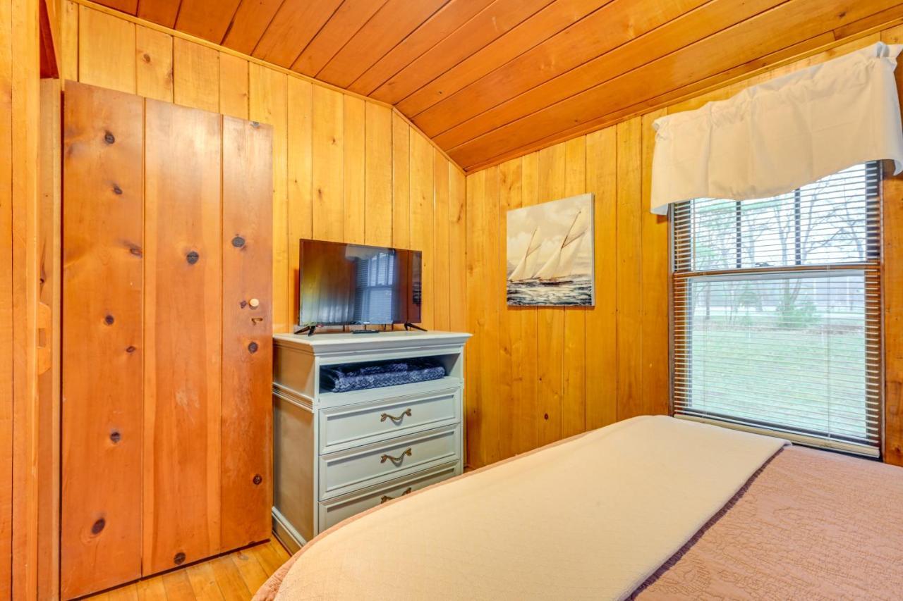 East Tawas Cabin With Deck, Backyard And Fire Pit! ภายนอก รูปภาพ